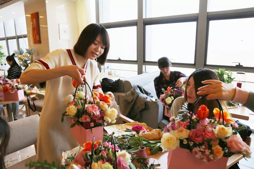 女神节快乐！开发区工会、妇联联合开展插花艺术课堂(图11)