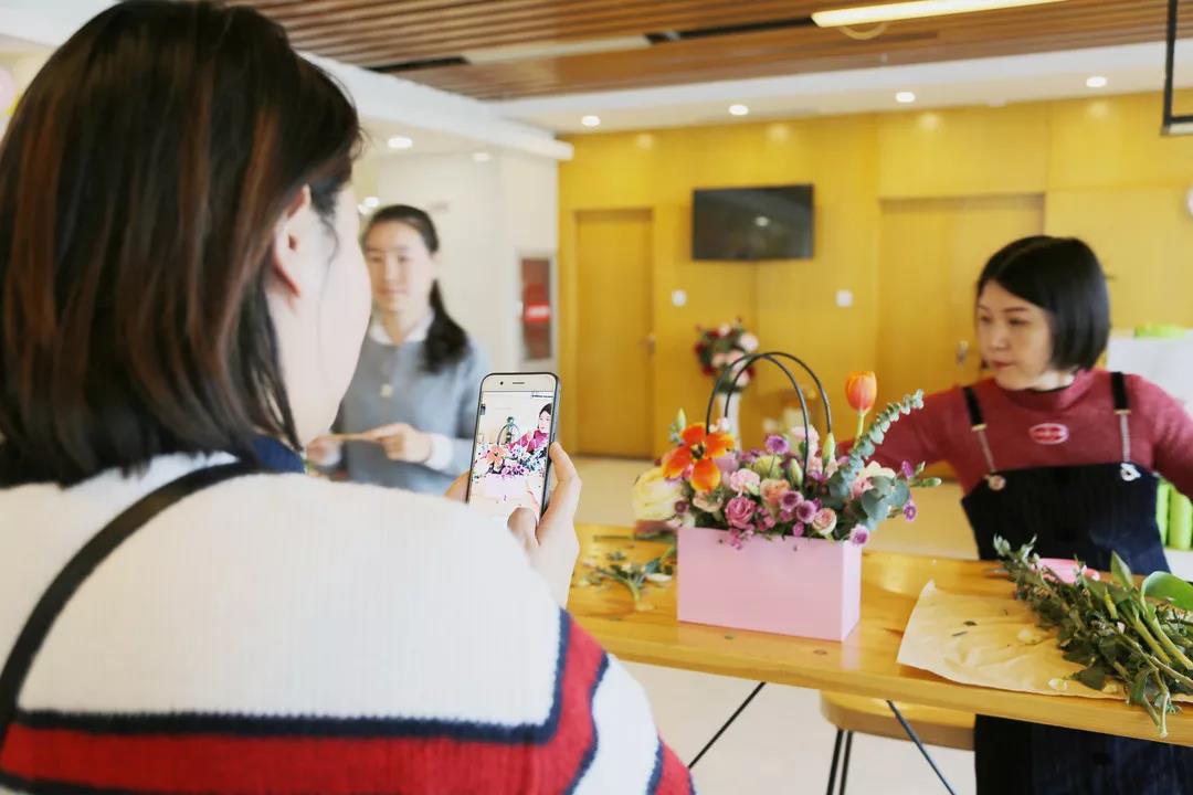 女神节快乐！开发区工会、妇联联合开展插花艺术课堂(图13)