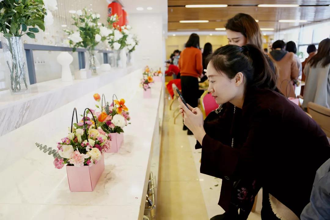 女神节快乐！开发区工会、妇联联合开展插花艺术课堂(图17)