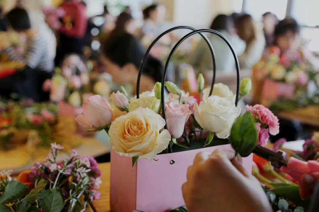 女神节快乐！开发区工会、妇联联合开展插花艺术课堂(图6)