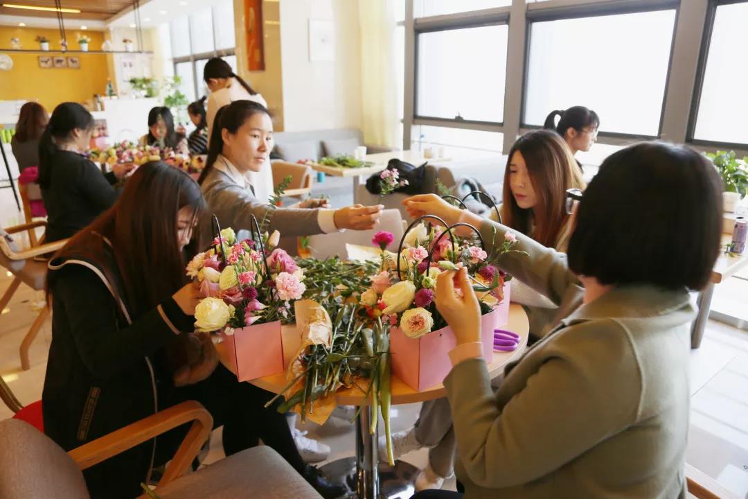 女神节快乐！开发区工会、妇联联合开展插花艺术课堂(图4)