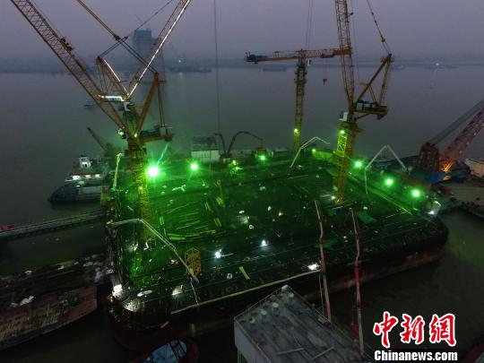 Record set for China\'s largest concrete pour during east China bridge project.jpg