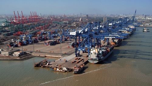 新年第一天 天津港人干劲足(图3)