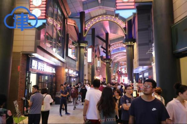 天气转暖逛夜市 天津“夜经济”开启社交互动新模式(图1)