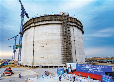 国内首座大型陆上LNG薄膜罐升顶成功（图）(图1)
