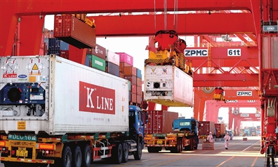 新港海关“船边直提”集装箱破10万箱（图）(图1)