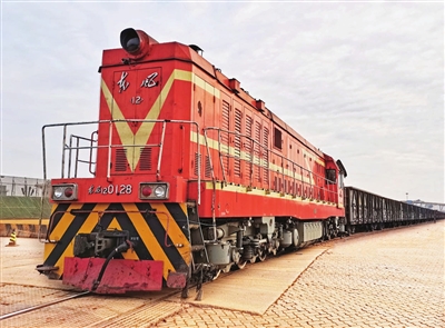 天津港至河北太行钢铁集团首发铁矿石列车开行(图1)