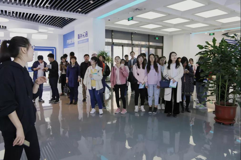 天津财经大学师生一行到开发区走访调研(图9)