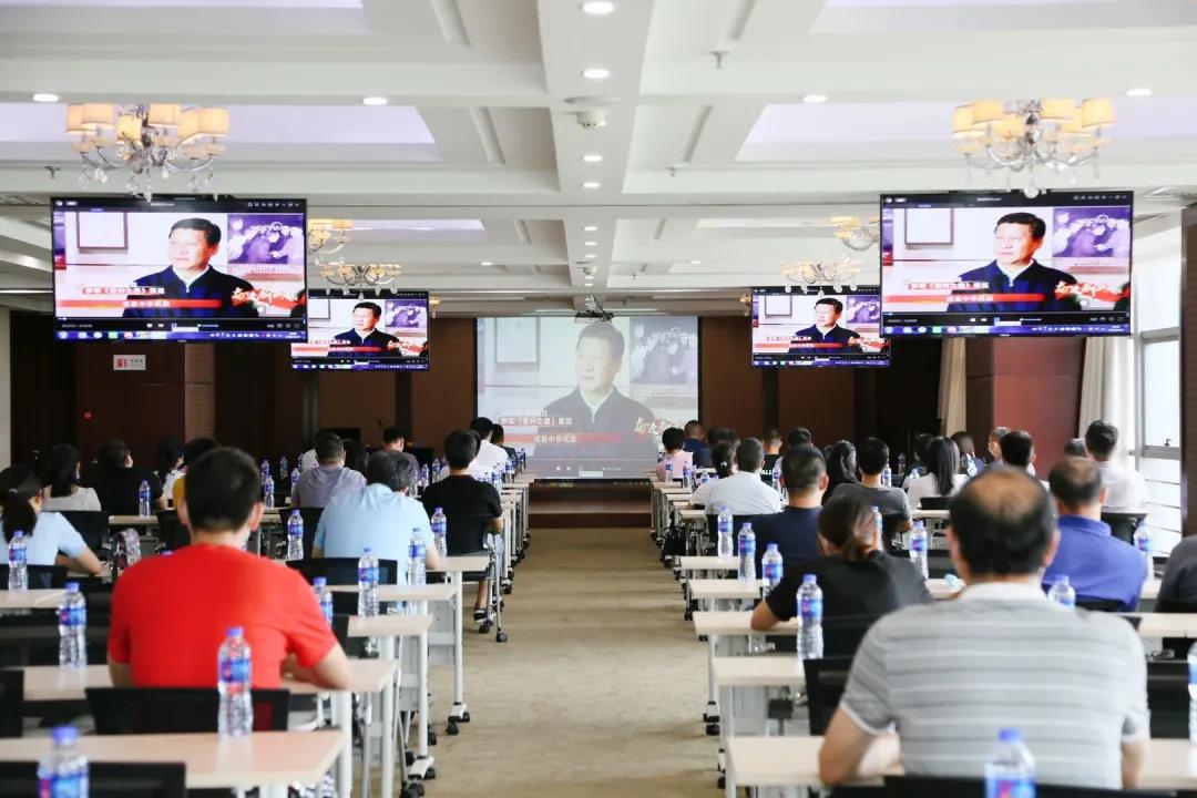 学“四史”、守初心、担使命 | 开发区工委组织观看纪录片《奋进新时代》(图1)