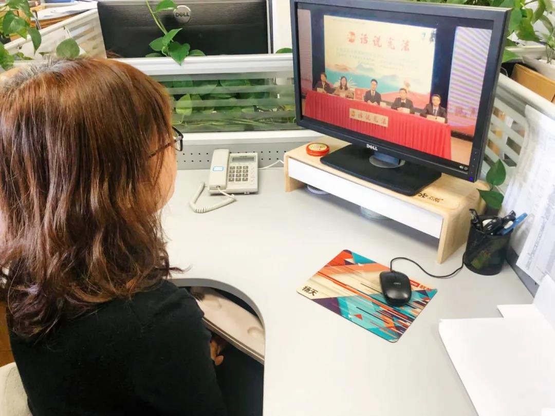 武清开发区组织干部员工观看“话说宪法” 直播活动(图3)