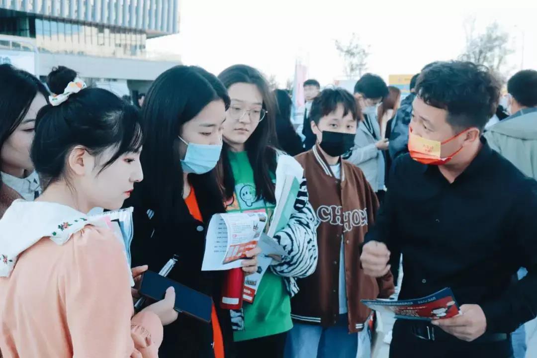 10月23日，武清开发区工会、团工委、妇联共同举办图书漂流站主题活动——第四期读书会，22名工会会员参加。(图1)