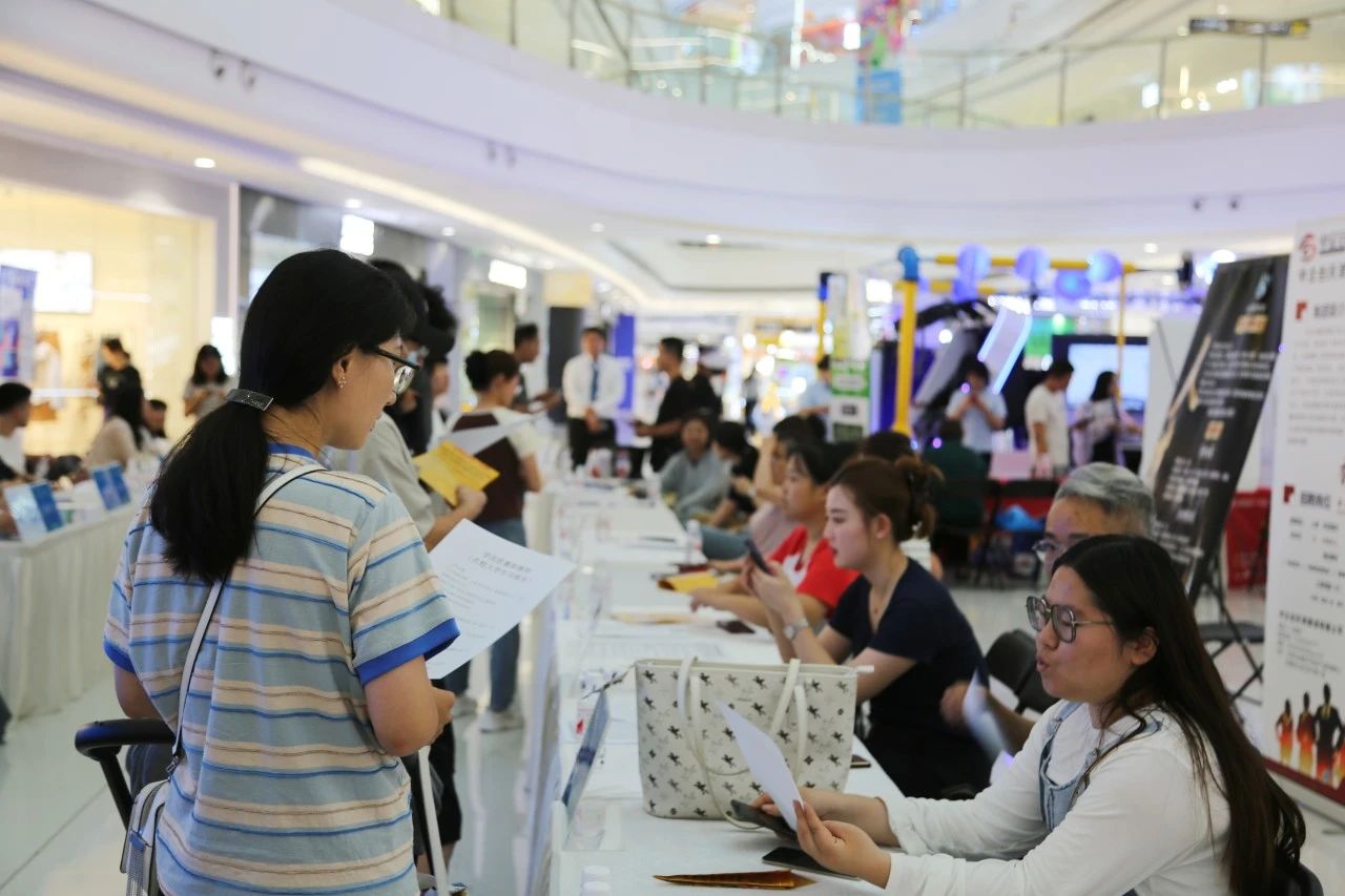 人才夜市火热开市 企业与人才“双向奔赴”!(图8) 人才夜市火热开市 企业与人才“双向奔赴”!(图8)