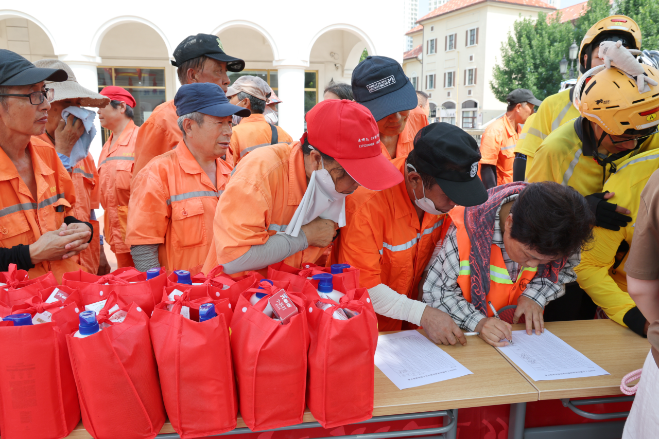 夏送清凉进商圈 工会关怀暖一线(图2) 夏送清凉进商圈 工会关怀暖一线(图2)