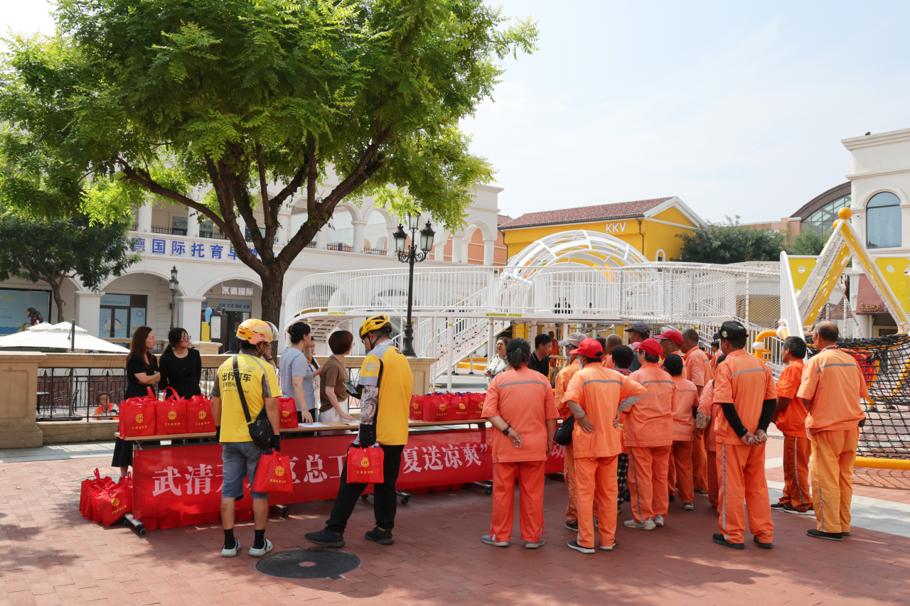 夏送清凉进商圈 工会关怀暖一线(图5) 夏送清凉进商圈 工会关怀暖一线(图5)