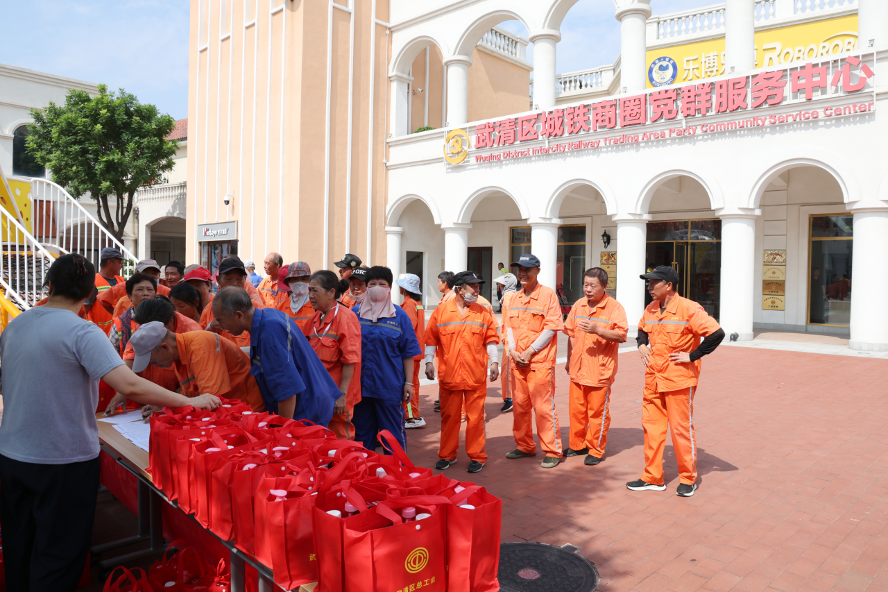夏送清凉进商圈 工会关怀暖一线(图3) 夏送清凉进商圈 工会关怀暖一线(图3)